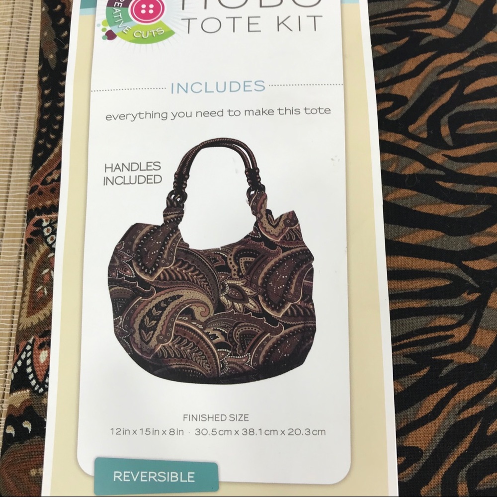 Creative Cuts Reversible Hobo Tote Kit - Picture 4 of 4